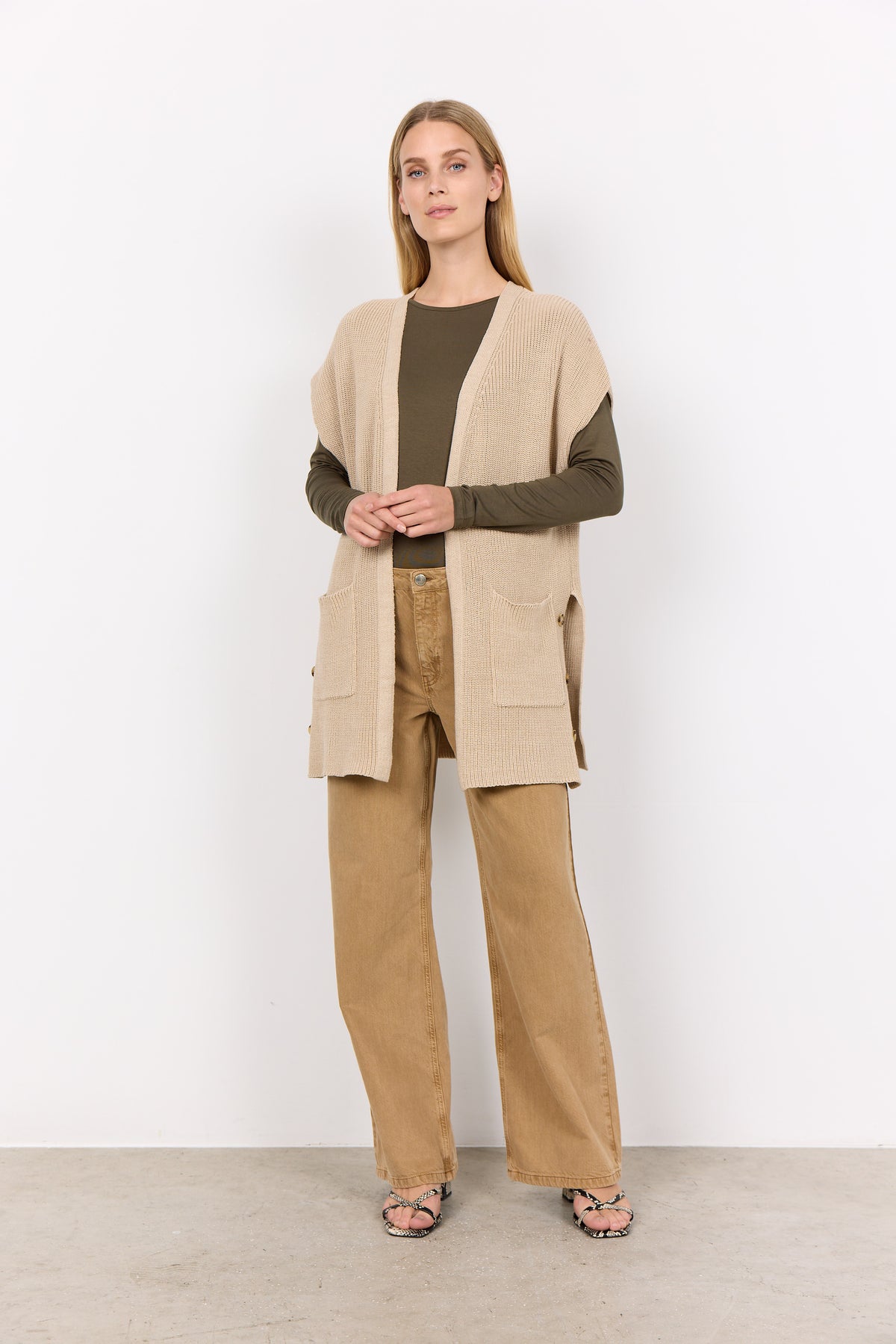 33570 Julia 9 Cardigan Soya Concept