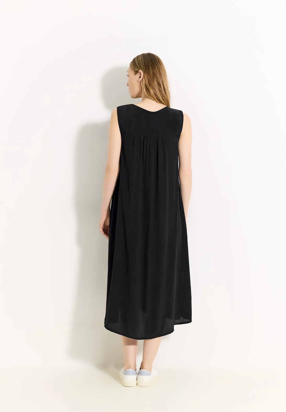 144068 Robe en crêpe unie noire CECIL