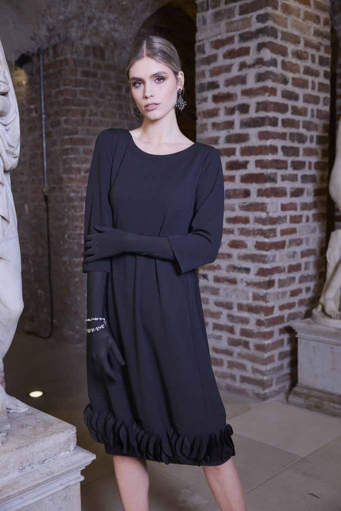 KCW24153 ROBE Noire AVEC OURLET À VOLANTS Kate Cooper