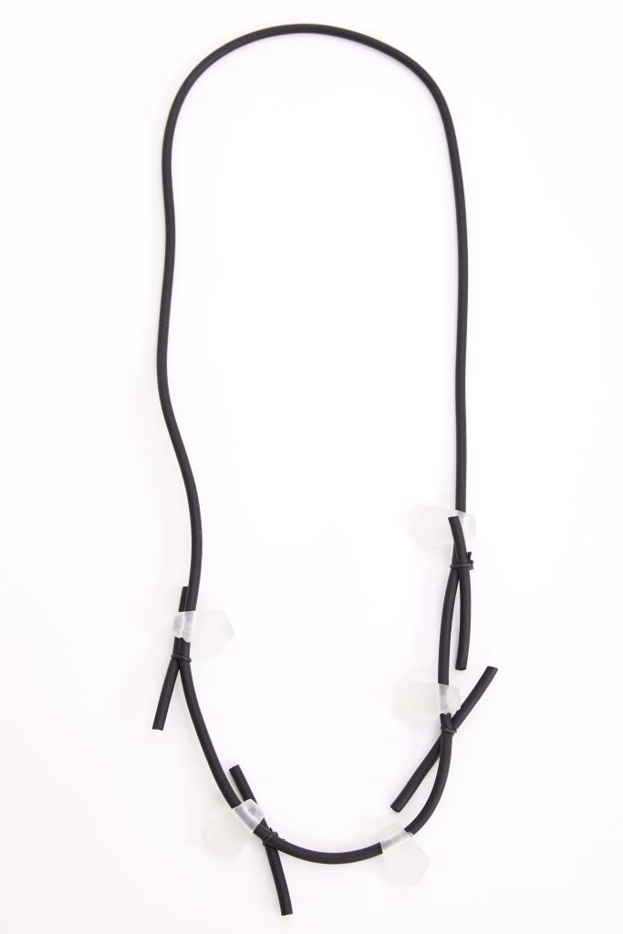 NAW24316 Collier en caoutchouc NOIR/BLANC avec pierres transparentes NAYA